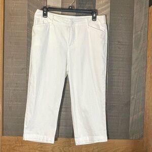 NWOT St. John's Bay Mid Rise White Capris Size 8
